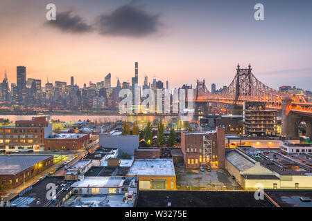 New York, New York, USA Manhattan skyline avec le Queensboro Bridge. Banque D'Images