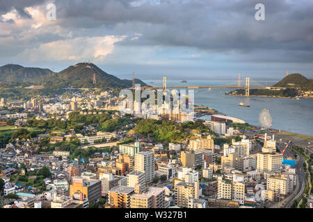 Shimonoseki, le Japon sur le détroit de Kanmon skyline. Banque D'Images