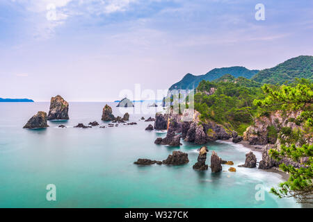 L'Île Omijima, Yamaguchi, Japon côte rocheuse sur la mer du Japon. Banque D'Images