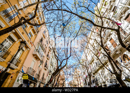 Valencia, Espagne - 19 mars 2019 : Aspect d'une rue du centre-ville où une Mascleta a été mis en place, plein de pétards et de feux d'artifice, avant son lancement. Banque D'Images