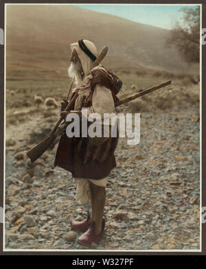 Photographies montrent les personnes, les bâtiments, et des paysages à Jérusalem et la Palestine (aujourd'hui l'Israël et la Cisjordanie). (P. 1-35) : Photographies : bergers, Bethléem, scène de rue (Jaffa Joppé) roches dans une tempête, panorama de Jérusalem, rangée d'oliviers, et à Jérusalem : un convoi de l'extérieur de la Porte de Damas, remparts, David Street, Dôme du Rocher, Via Dolorosa, galbé street dans la vieille ville, et un moine reading book in Jardin de Gethsémani. (P. 35-73) Photographies : : Portrait d'un Juif arabe du Yémen, de filage de la laine, paysan de Ramallah Ramallah femme en costume brodé, village carpen Banque D'Images