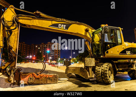 Valencia, Espagne - 4 juillet 2019 : d'une excavatrice avec un marteau pneumatique pour briser l'asphalte dans un tuyau Projet de rénovation dans la ville, sans avoir à travailler. Banque D'Images