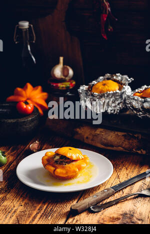 Pattypan jaune squash farcie de viande hachée, le poireau, la carotte, l'ail et les épices Banque D'Images