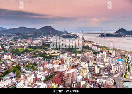 Shimonoseki, le Japon sur le détroit de Kanmon skyline. Banque D'Images