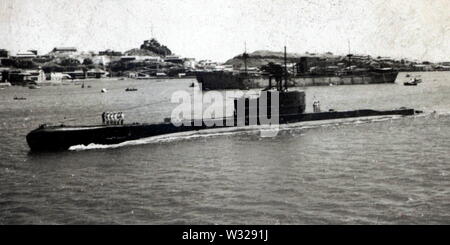 AJAXNETPHOTO. 1937-8. D'ADEN, au Yémen. - À l'EST DE SUEZ - UN SOUS-MARIN DE LA MARINE ROYALE ARRIVE DANS LE PORT D'ADEN D'UN DÉPLOIEMENT DE L'OCÉAN INDIEN POUR RE-stockage. Un DÉPÔT SOUS-MARIN NAVIRE était basé ici.PHOTO:RAY EASTLAND/AJAX REF:RLE 1937 3 Banque D'Images