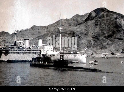 AJAXNETPHOTO. 1937-8. D'ADEN, au Yémen. - À l'EST DE SUEZ - UN SOUS-MARIN DE LA MARINE ROYALE ARRIVE DANS LE PORT D'ADEN D'UN DÉPLOIEMENT DE L'OCÉAN INDIEN POUR RE-stocker à côté d'une IA Dépôt SOUS-MARIN NAVIRE OÙ DEUX AUTRES SOUS-MARINS SONT DÉJÀ MOUILLÉE.PHOTO:RAY EASTLAND/AJAX REF:RLE1937 4 Banque D'Images