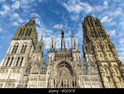 Notre Dame de la cathédrale médiévale de construction extérieure de Rouen, Normandie, France. Banque D'Images