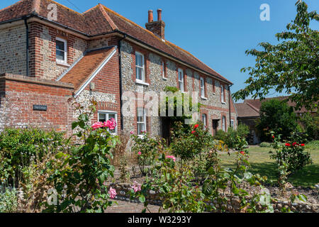Flint cottages dans le village balnéaire de West Wittering, Chichester, West Sussex, England, UK Banque D'Images