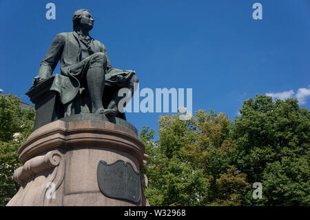 Moscou, Russie. 11 juillet, 2019. Le monument à M. V. de Lomonosov le bâtiment de la faculté de journalisme de l'Université d'état de Moscou. M. C. Crédit Lomonosov : Demian Stringer/ZUMA/Alamy Fil Live News Banque D'Images