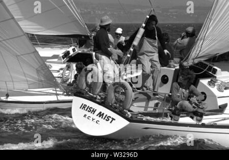 AJAXNETPHOTO. Juillet, 1974. TORBAY, Angleterre. - Une tonne CUP WORLDS - IRISH MIST (1R 117) 1er RACE.PHOTO:JONATHAN EASTLAND/AJAX REF:7420736 Banque D'Images