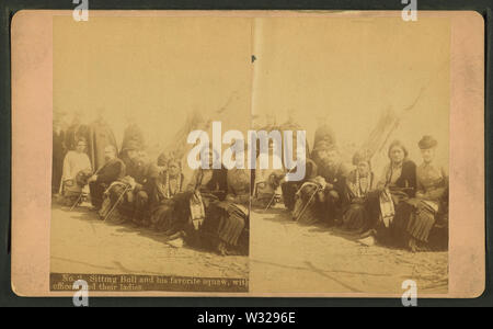 Sitting Bull et sa squaw, avec les officiers et leurs femmes, par contre, W R (William R) Banque D'Images