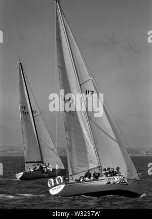 AJAXNETPHOTO. Juillet, 1974. TORBAY, Angleterre. - Une tonne CUP WORLDS -IRISH MIST (IR 117) ET LE ROI DE PRUSSE (US 12587). PHOTO:JONATHAN EASTLAND/AJAXREF:742073B Banque D'Images