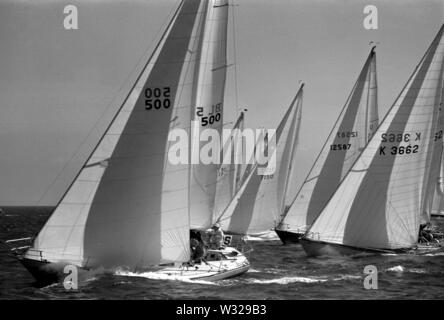 AJAXNETPHOTO. Juillet, 1974. TORBAY, Angleterre. - Une tonne CUP WORLDS - FLOTTE COMMENCE 1ER RACE.PHOTO:JONATHAN EASTLAND/AJAX REF:7420719A Banque D'Images