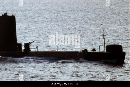 AJAXNETPHOTO. 17ÈME DEC,1974. PORTSMOUTH, Angleterre. - Entre DANS LA SOUS - UNE CLASSE SOUS-MARIN HMS ANDREW EFFLUVES DANS LA BASE NAVALE. PHOTO:JONATHAN EASTLAND/AJAX. REF 301081. Banque D'Images