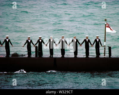 AJAXNETPHOTO. Juin 28th, 1977. SPITHEAD, Angleterre. - ON PARADE - L'ÉQUIPAGE D'UN SOUS-MARIN DE LA ROYAL NAVY LINE LES PONTS AU COURS DE L'EXAMEN PAR LA FLOTTE DU JUBILÉ DE SA MAJESTÉ LA REINE EST LANCÉ SUR BRITANNIA EN JUIN 1977. PHOTO:JONATHAN EASTLAND/AJAX. REF:HDD   33 07 77 Banque D'Images