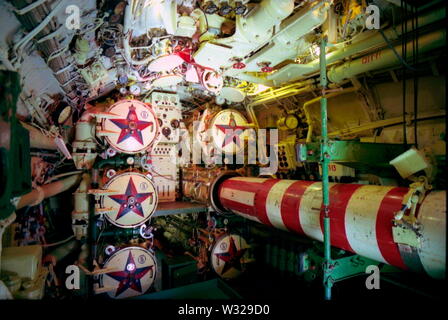AJAXNETPHOTO. L'année 2001. FOLKESTONE, ENGLAND. - Fédération de l'intérieur - l'avant poste de TORPILLES DU SOUS-MARIN RUSSE AMARRÉ À COQUELLES EN TANT QUE bateau musée. PHOTO:JONATHAN EASTLAND/AJAX. REF:STZ/NA/31A. Banque D'Images