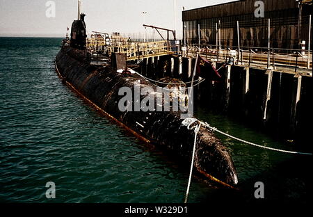 AJAXNETPHOTO. L'année 2001. FOLKESTONE, ENGLAND. - Sous-marin russe AMARRÉ DANS LE PORT. photo:JONATHAN EASTLAND/AJAX REF : TC4897  33 32A Banque D'Images