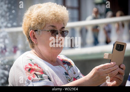 Moscou, Russie. 11 juillet, 2019. Femme âgée (Fédération de pensionné) avec smartphone moderne Crédit : Demian Stringer/ZUMA/Alamy Fil Live News Banque D'Images