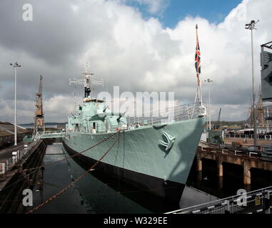 AJAXNETPHOTO. Avril 3rd, 2019. CHATHAM en Angleterre. La DEUXIÈME GUERRE MONDIALE - 75E ANNIVERSAIRE - destroyer HMS CAVALIER, LA DEUXIÈME GUERRE MONDIALE, le destroyer de classe C CONSERVÉ À FLOT EN NR 2 DOCK AU CHATHAM Historic Dockyard. PHOTO:JONATHAN EASTLAND/AJAXREF 7808:GXR190304 Banque D'Images