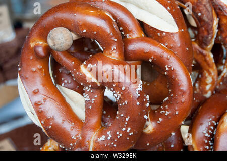 Bretzels salés boulangerie à vendre au marché à Bodrum, Turquie Banque D'Images