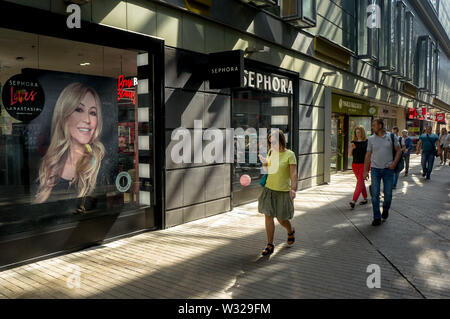 Moscou, Russie. 11 juillet, 2019. Les gens vont, près des centres commerciaux et des boutiques dans la région de métro Baumanskaya Crédit : Demian Stringer/ZUMA/Alamy Fil Live News Banque D'Images