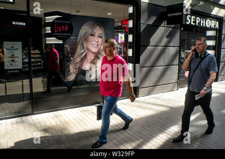 Moscou, Russie. 11 juillet, 2019. Les gens vont, près des centres commerciaux et des boutiques dans la région de métro Baumanskaya Crédit : Demian Stringer/ZUMA/Alamy Fil Live News Banque D'Images