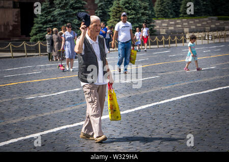 Moscou, Russie. 11 juillet, 2019. Un homme âgé (Fédération de pensionné) promenades sur la Place rouge Crédit : Demian Stringer/ZUMA/Alamy Fil Live News Banque D'Images