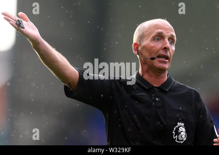 Birkenhead, UK. 11 juillet, 2019. Au cours de l'arbitre Mike Dean match amical d'avant saison entre Tranmere Rovers et Liverpool au Prenton Park le 11 juillet 2019 à Birkenhead, Angleterre. (Photo par Tony Taylor/phcimages.com) : PHC Crédit Images/Alamy Live News Banque D'Images
