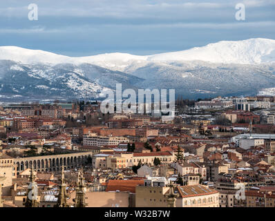 Une vue sur le toit de Ségovie, Espagne avec les montagnes enneigées en arrière-plan, prise depuis le sommet de la cathédrale de la ville. Banque D'Images