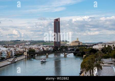 La ville de Séville, en Espagne, avec un navire en Guadalaquivir et la Torre Sevilla dans le fond de la Torre del Oro Banque D'Images