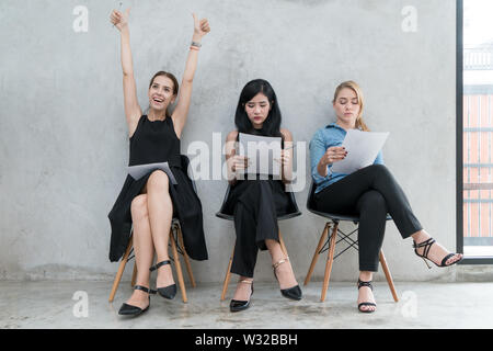 Groupe de gens d'affaires asiatiques et multiethnique avec costume décontracté dans la file d'attente d'entrevue d'emploi dans un bureau moderne. Groupe d'affaires personnes concept. Banque D'Images