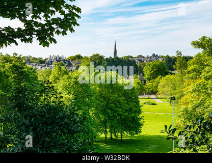 Bon Accord jardins en terrasse, parc de la ville locale avec clocher à Sunshine, Ville d'Aberdeen, Écosse, Royaume-Uni Banque D'Images