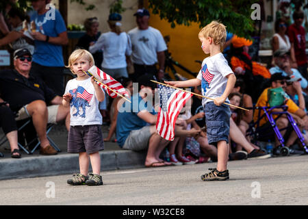 Deux petits garçons en attente de la quatrième de juillet parade dans la petite ville de montagne du Colorado de salida.Deux petits garçons en attente de l'Assemblée Quatre Banque D'Images