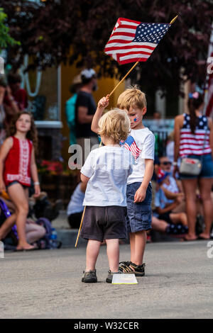 Deux petits garçons en attente de la quatrième de juillet parade dans la petite ville de montagne du Colorado de salida.Deux petits garçons en attente de l'Assemblée Quatre Banque D'Images