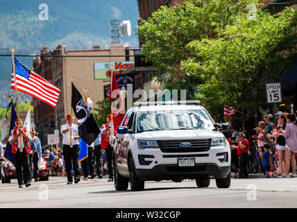 Les anciens combattants de la Légion américaine laisse la quatrième de juillet parade dans la petite ville de montagne du Colorado de salida. Banque D'Images