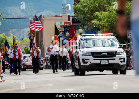 Les anciens combattants de la Légion américaine laisse la quatrième de juillet parade dans la petite ville de montagne du Colorado de salida. Banque D'Images