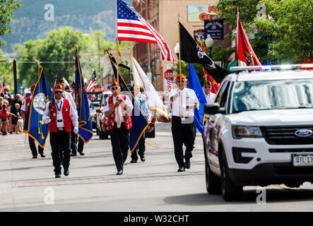 Les anciens combattants de la Légion américaine laisse la quatrième de juillet parade dans la petite ville de montagne du Colorado de salida. Banque D'Images