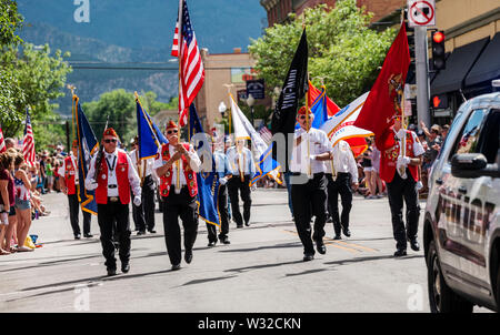 Les anciens combattants de la Légion américaine laisse la quatrième de juillet parade dans la petite ville de montagne du Colorado de salida. Banque D'Images