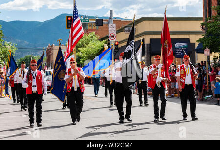 Les anciens combattants de la Légion américaine laisse la quatrième de juillet parade dans la petite ville de montagne du Colorado de salida. Banque D'Images