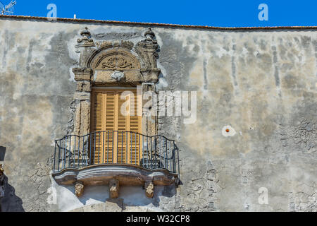Balcon de la Méditerranée baroque avec des volets en bois fermée, une balustrade en fer sur un mur de pierre Banque D'Images