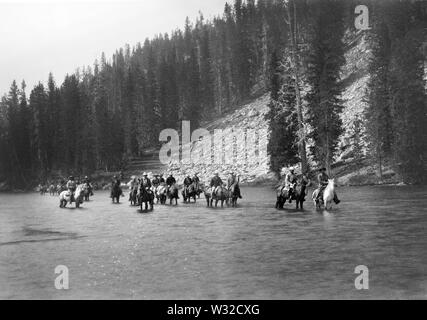 Le Président Chester A. Arthur et partie Crossing Lewis Fourchette, rivière Snake, le Parc National de Yellowstone, Wyoming, USA, Photo de Frank J. Haynes, 1883 Banque D'Images