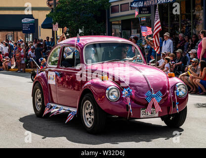 Volkswagen Beetle antique ; le quatrième de juillet parade dans la petite ville de montagne de Salida, Colorado, USA Banque D'Images