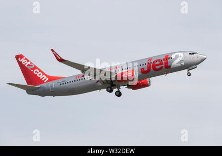 Un Boeing 737-800 Jet2 décolle de l'Aéroport International de Manchester (usage éditorial uniquement) Banque D'Images