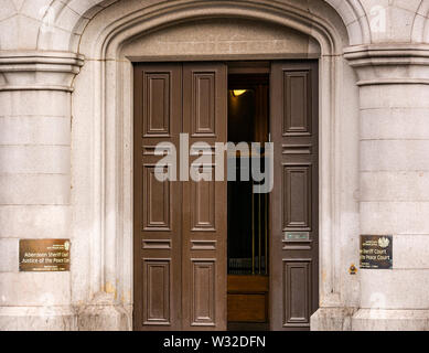 Entrée de porte pour Aberdeen Sheriff Court, Castle Street, Aberdeen, Écosse, Royaume-Uni Banque D'Images