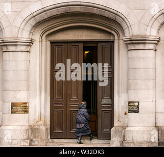 Entrée de porte pour Aberdeen Sheriff Court avec femme entrant, Castle Street, Aberdeen, Écosse, Royaume-Uni Banque D'Images