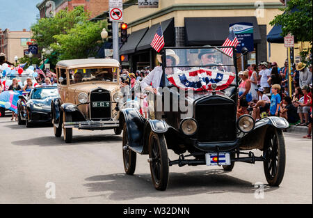 Voitures anciennes ; le quatrième de juillet parade dans la petite ville de montagne du Colorado de salida. Banque D'Images