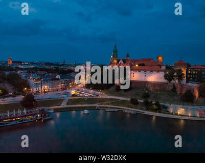 Vue fantastique de la nuit Cracovie. Le Château Royal de Wawel vus de haut point d'antenne à Cracovie, Pologne, Europe Banque D'Images