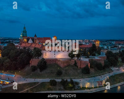 Vue fantastique de la nuit Cracovie. Le Château Royal de Wawel vus de haut point d'antenne à Cracovie, Pologne, Europe Banque D'Images