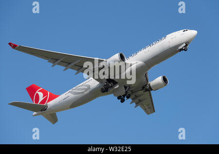 Un Airbus A330-200 Turkish Airlines décolle de l'Aéroport International de Manchester (usage éditorial uniquement) Banque D'Images