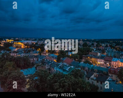 Vue fantastique de la nuit Cracovie. Le Château Royal de Wawel vus de haut point d'antenne à Cracovie, Pologne, Europe Banque D'Images